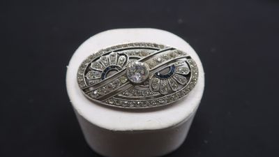 un gros plan d'une boîte blanche sur laquelle est posé une bague