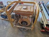 un petit moteur posé sur un chariot dans un garage