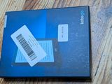 une boîte portant un code-barres, posée sur une table