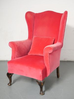 Bergère à oreilles, pieds mouvementés en bois naturel, tapis…