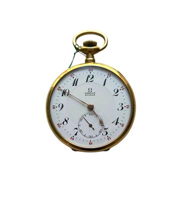 un gros plan d'une montre de poche en or avec un cadran blanc