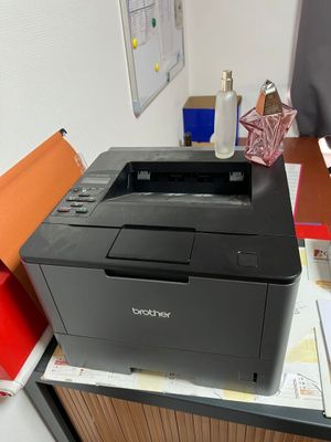une imprimante posée sur un bureau dans une pièce