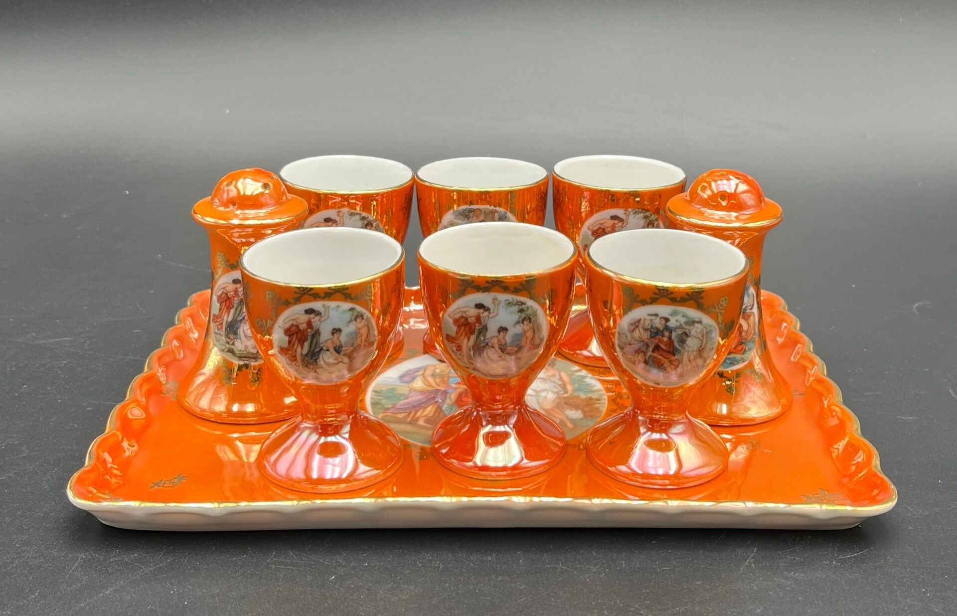 TCHECOSLOVAQUIE (Czecho Slovakia). Service de six coquetiers et une salière et poivrière en porcelaine à fond orange ...