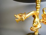 une statue en or représentant un dragon posée sur une table