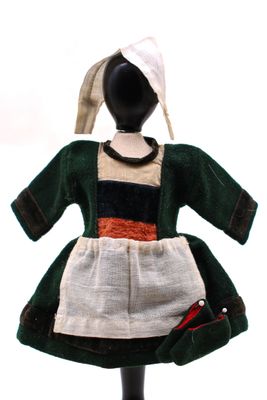 un mannequin vêtu d'une robe verte et blanche et d'un chapeau