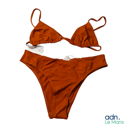 une photo d'un ensemble de bikini composé d'un haut et d'un bas de bikini