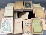 un grand nombre de livres empilés les uns sur les autres