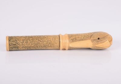 une image représentant un stylo en bois muni d'un manche en bois posé sur une surface blanche