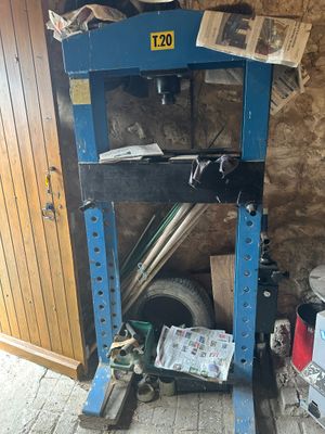 un garage avec un établi bleu et un tas d'objets divers