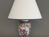 une lampe posée sur une table et munie d'un abat-jour