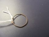 une bague en or à laquelle est attaché un cordon blanc