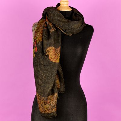une écharpe noire et marron sur un mannequin, un mannequin, un mannequin, un mannequin, un mannequin, un mannequin, un mannequin, un mannequin, un mannequin, un mannequin, un mannequin, un mannequin, un mannequin, un mannequin, un mannequin, un mannequin, un mannequin, un mannequin, un mannequin, un mannequin, un mannequin, un mannequin, un mannequin, un mannequin, un mannequin, un mannequin, un mannequin, un mannequin, un mannequin, un mannequin, un mannequin, un mannequin, un mannequin