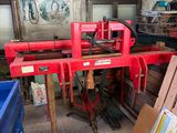 une machine rouge qui se trouve dans un garage