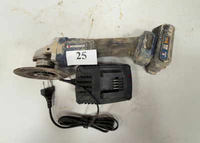 une perceuse filaire équipée d'un chargeur