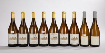 six bouteilles de vin sont alignées sur une table