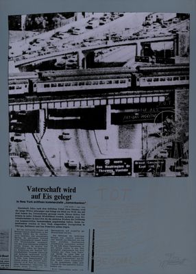une photo en noir et blanc d'un train traversant un pont