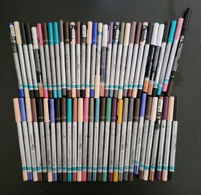 a bunch of pens sitting on top of a table next to each other