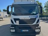 un camion garé sur le côté de la route