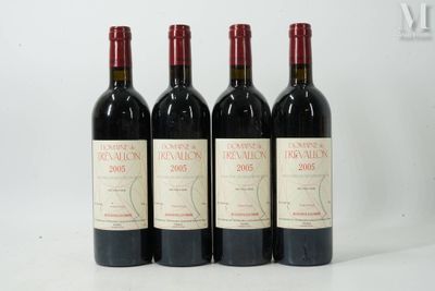 trois bouteilles de vin rouge posées sur une table blanche