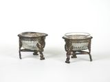 paire de bougeoirs anciens en métal argenté avec des inserts en verre