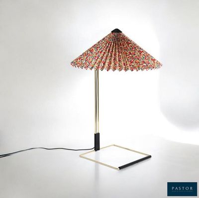 l'image d'une lampe posée sur une table