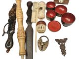 de nombreux objets qui se trouvent tous ensemble sur la table