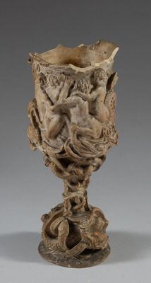 une image représentant un vase d'aspect très ancien posé sur un socle