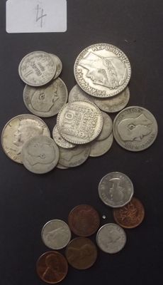 beaucoup de pièces qui sont sur la table