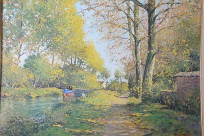un tableau représentant un bateau sur l'eau, dans les bois