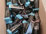 une boîte en carton remplie de dentifrice et de brosses à dents
