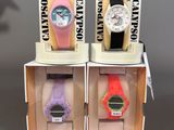 trois montres sont présentées dans un présentoir posé sur une surface grise