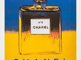 une peinture représentant un flacon de parfum Chanel sur un fond jaune et bleu