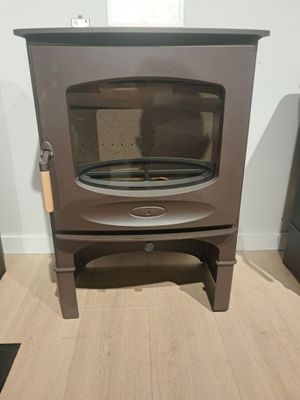 un poêle à bois dans le coin d'une pièce