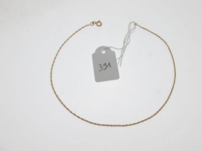 gros plan d'un collier portant une étiquette de prix
