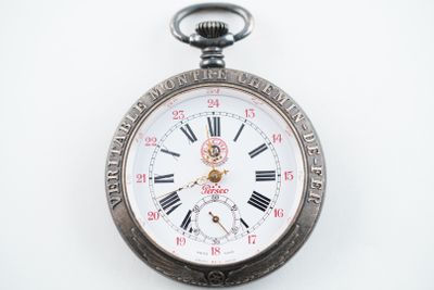 une montre de poche en argent avec des chiffres romains