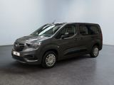 La camionnette grise est garée dans une grande pièce.