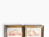 deux tableaux encadrés représentant un château et un château sur un mur blanc