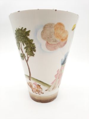 un vase avec une peinture sur une surface blanche
