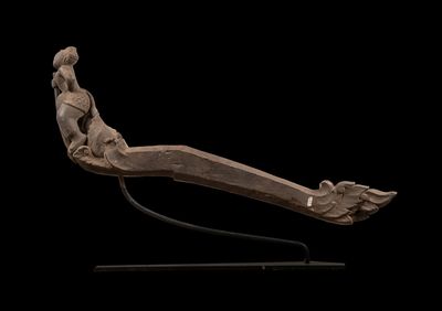 un gros plan sur une sculpture représentant une personne allongée sur une surface noire