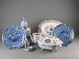un ensemble de plats et de vases bleus et blancs exposés