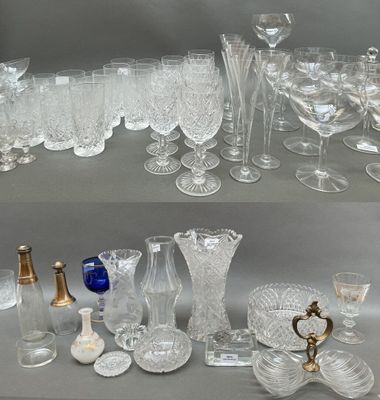 de nombreux types de verres exposés sur une table