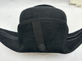 un chapeau noir avec un ruban noir, un chapeau noir avec un ruban noir, un chapeau noir avec un ruban noir, un chapeau noir avec un ruban noir