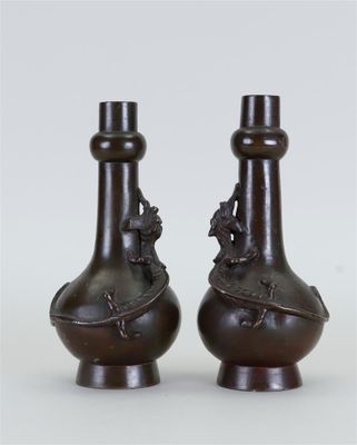 deux vases posés côte à côte sur une table
