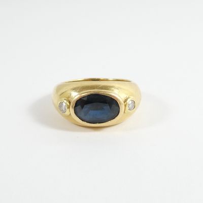 une bague en or avec un saphir bleu et des diamants