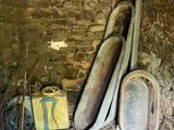 un tas de vieilles toilettes dans une pièce aux murs en pierre