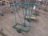 un chariot vert posé au milieu d'une pièce