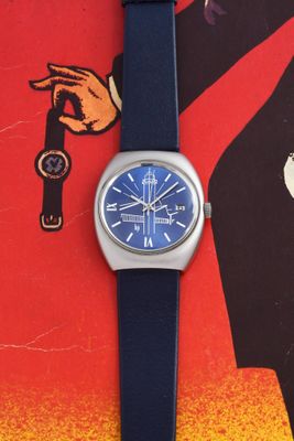 une image représentant une montre bleue posée sur un livre