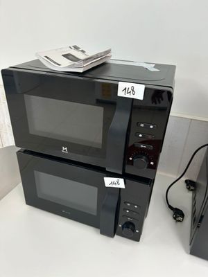 deux micro-ondes posés l'un sur l'autre sur le plan de travail