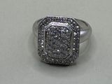gros plan d'une bague en diamant sur une surface blanche