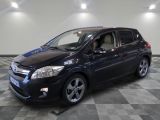 la photo d'une voiture noire garée dans un garage